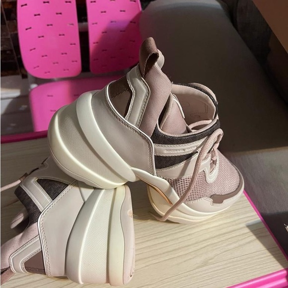 Micheal Kors Olympia trainer - Picture 2 of 4